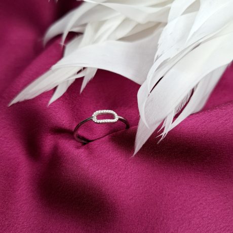El Anillo  Gaia de plata, es un anillo fabricado en  plata de ley 925, con una  forma ovalada hueca y en su borde lleno de circonitas. Características  del Anillo Gaia de plata : Ancho de aro: 1.3 mm Espesor del aro: 1.6 mm Ancho del Ovalo 5.6 mm Largo del Ovalo 9.5 mm Plata de Ley 925 Descubre la elegancia del Anillo Gaia de plata, fabricado en plata de ley 925 y adornado con circonitas. ¡Consulta tu talla y compra ahora!