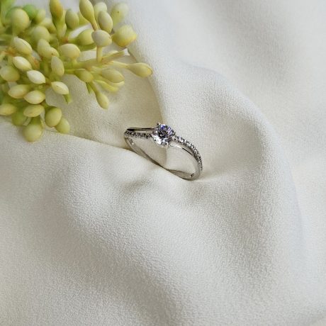 El Anillo  Artemisa de plata, es un anillo fabricado en  plata de ley 925, con una circonita central engarzada y dos líneas que salen de ella una repleta de pequeñas circonitas y otra una línea de plata lisa acabando en el  aro que forma el anillo.  Características  del Anillo Artemisa de plata : Ancho de aro: 1.6 mm Espesor del aro: 1.4 mm Diámetro de circonita central 5 mm Plata de Ley 925 Descubre el elegante Anillo Artemisa de plata con circonitas brillantes. Consulta tu talla y añade un toque de sofisticación a tu look.
