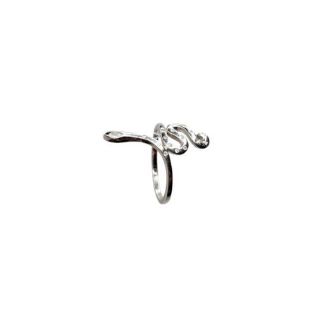El Anillo  Serpiente de plata, es un anillo fabricado en  plata de ley 925, con una original serpiente como motivo central del anillo que repta rodea tu dedo, con dos circonitas transparentes en los ojos y  dieciséis pequeñas circonitas  en su lomo.  Características  del Anillo Serpiente de plata : Ancho de aro: 1.6 mm Espesor del aro: 1.4 mm Longitud de la serpiente 27 mm Plata de Ley 925 Descubre el elegante Anillo Serpiente de plata, con circonitas que aportan un toque brillante. ¡Hazte con el tuyo hoy mismo!