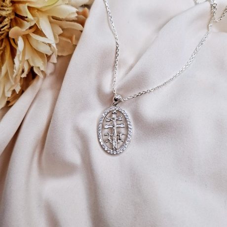 El Collar Cruz de Caravaca  circonitas grande es un precio collar  lleno de simbolismo fabricado en plata de ley  925 con una cadena de eslabones sencillos y en su centro una Cruz de Caravaca rodeada por un aro lleno de circonitas. Medidas del Collar Cruz de Caravaca grande : Cadena 45 cm Cadena 40 cm Espesor de la cadena 0.7 mm Ancho de la Cruz mm 16 mm Altura de la Cruz mm 24.5 mm Esta cruz la puedes conseguir con cadena de 40 cm, con cadena de 45 cm o sin cadena. Descubre la elegancia del Collar Cruz de Caravaca circonitas grande. Este símbolo cristiano es perfecto para quienes buscan protección y estilo.