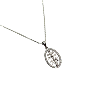 El Collar Cruz de Caravaca  circonitas pequeña es un precio collar  lleno de simbolismo fabricado en plata de ley  925 con una cadena de eslabones sencillos y en su centro una Cruz de Caravaca rodeada por un aro lleno de circonitas. Medidas del Collar Cruz de Caravaca pequeña : Cadena 45 cm Cadena 40 cm Espesor de la cadena 0.7 mm Ancho de la Cruz mm 6.8 mm Altura de la Cruz mm 14,00 mm Esta cruz la puedes conseguir con cadena de 40 cm, con cadena de 45 cm o sin cadena.