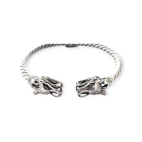 La Pulsera hombre Dragon de plata, una pulsera con el labrado de cabezas de dragones, hechas artesanalmente en Bali, plata maciza. Diámetro interior de 6,4cm, pero totalmente ajustable a cualquier talla de muñeca. Características: Diámetro interior 6.4 Material plata de ley 925 Cierre ajustable  Descubre la Pulsera hombre Dragon de plata, artesanal y totalmente ajustable para cualquier muñeca. ¡Añade un toque único a tu estilo! Selecciona Klarma en tu forma de pago y paga en tres cómodos plazos sin intereses.