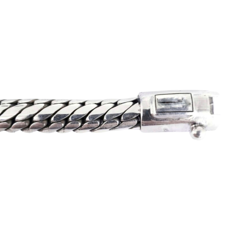 La Pulsera hombre Adam de plata, una pulsera  labrada de hombre en plata de ley, hechas a mano, con doble cierre de seguridad y plata maciza.  Características: Largo 20 cm . Material plata de ley 925 Cierre doble seguridad  Espesor 6.4 mm Descubre la elegancia de la Pulsera hombre Adam de plata, hecha a mano con cierre de seguridad. Perfecta para cualquier ocasión, ¡adquíerela ya! Selecciona Klarma en tu forma de pago y paga en tres cómodos plazos sin intereses.
