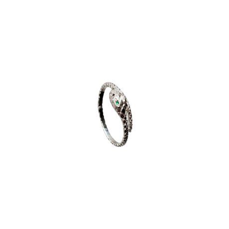 El Anillo  Snake de plata, es un anillo fabricado en  plata de ley 925, con una original serpiente como motivo central del anillo que  rodea tu dedo, con dos circonitas color verde en los ojos. Características  del Anillo Snake de plata : Ancho de aro: 2 mm Espesor del aro: 1.4 mm Espesor cabeza de la serpiente 3,3 mm Plata de Ley 925 Descubre la elegancia del Anillo Snake de plata. Con una serpiente cautivadora y ojos de circonitas verdes, ¡adquiere el tuyo ahora!