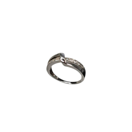 El Anillo Até de plata, es un una anillo con un sencillo diseño en el que una linea  recta de circonitas cruza en la parte central y otra linea de plata se cruza por delante.  Características  del Anillo Até de plata : Ancho de aro: 5.00 mm Espesor del aro: 1.4 mm Ancho linea de circonitas 2.2 mm Ancho de linea de circonitas 2.9 mm  Plata de Ley 925 Descubre el elegante Anillo Até de plata, con circonitas que cruzan su diseño. Consulta tu talla y adquiere el tuyo hoy mismo.