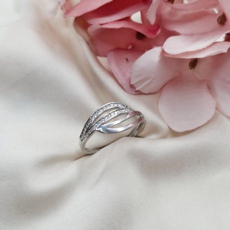 El Anillo Isis  de plata es  un  anillo sencillo  y  precioso de plata con líneas en la parte superior que se superponen entre ellas, dos líneas son lisas y las otras dos están repletas de circonitas . Características  : Ancho del aro 1.7 mm Forma central de la Figura : 10 mm Espesor del aro : 1.5 mm Fabricado en plata de ley 925. Descubre el elegante Anillo Isis de plata, adornado con circonitas y líneas superpuestas. ¡Eleva tu estilo y adquiere el tuyo ahora!
