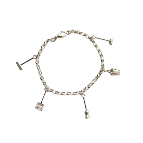 La Pulsera Limpiadora de plata es una pulsera con eslabones redondos entrelazados del que cuelgan dos cepillo, un recogedor, una escoba y  un cubo   con un  sistema de cierre de mosqueton . Características de la pulsera  Pulsera 19 cm Altura cepillos 19.1 mm Altura recogedor 19.8 mm Altura escoba 19 mm Altura cubo 12.2 mm Plata de ley 925 La Pulsera Limpiadora de plata combina estilo un homenaje a las limpiadoras ¡Adquiere la tuya y mantén la plata impecable!