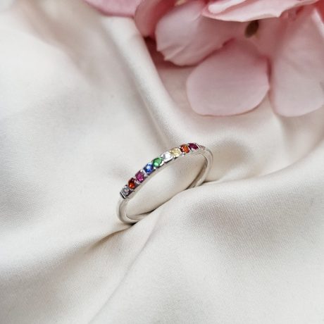 El Anillo Aine de plata, es un anillo fabricado en  plata de ley 925, con una linea de nueve circonitas de colores en la parte superior del anillo  Características  del Anillo Aine de plata : Ancho de aro: 1.4 mm Espesor del aro: 1.7 mm Ancho zona de circonitas 17 mm Altura de circonita 1.1 mm Plata de Ley 925 Descubre el elegante Anillo Aine de plata, con circonitas de colores que brillan intensamente. Encuentra tu talla ideal y deslumbra hoy mismo.