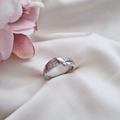 El Anillo Até de plata, es un una anillo con un sencillo diseño en el que una linea  recta de circonitas cruza en la parte central y otra linea de plata se cruza por delante.  Características  del Anillo Até de plata : Ancho de aro: 5.00 mm Espesor del aro: 1.4 mm Ancho linea de circonitas 2.2 mm Ancho de linea de circonitas 2.9 mm  Plata de Ley 925 Descubre el elegante Anillo Até de plata, con circonitas que cruzan su diseño. Consulta tu talla y adquiere el tuyo hoy mismo.