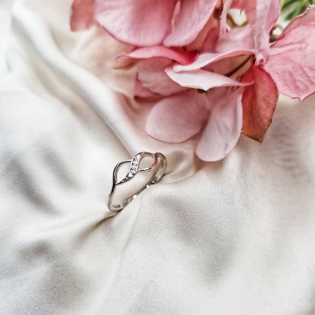 El Anillo  Hathor de plata, es un anillo fabricado en  plata de ley 925, con dos líneas entrelazadas una de ellas repleta de circonitas.   Características  del Anillo Hathor de plata : Ancho de aro: 1.3 mm Espesor del aro: 1.6 mm Ancho del lazo 13 mm Altura del lazo 6 mm Plata de Ley 925 Descubre el Anillo Hathor de plata, con un diseño elegante y circonitas brillantes. Mide tu talla y hazte con el tuyo hoy mismo