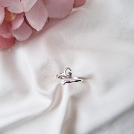 El Anillo inicial G de plata, es un anillo con un elegante diseño de dos líneas de circonitas transparentes en la casi todo el aro, lo que le da un brillo espectacular. Características  del Anillo inicial G de plata  : Ancho de aro: 1.7 mm Espesor del aro: 1.2 mm Altura de la inicial 5.4 mm Diámetro de circonitas 3.3 mm Plata de Ley 925 Descubre el Anillo inicial G de plata, con su elegante diseño y circonitas brillantes. ¡Hazte con el tuyo y brilla en cualquier ocasión!