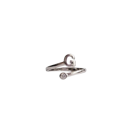 El Anillo inicial G de plata, es un anillo con un elegante diseño de dos líneas de circonitas transparentes en la casi todo el aro, lo que le da un brillo espectacular. Características  del Anillo inicial G de plata  : Ancho de aro: 1.7 mm Espesor del aro: 1.2 mm Altura de la inicial 5.4 mm Diámetro de circonitas 3.3 mm Plata de Ley 925 Descubre el Anillo inicial G de plata, con su elegante diseño y circonitas brillantes. ¡Hazte con el tuyo y brilla en cualquier ocasión!