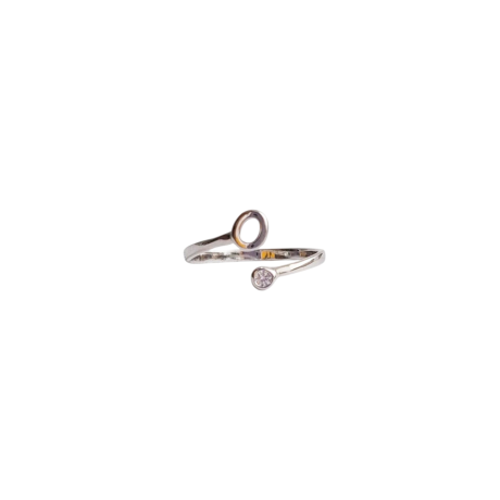 El Anillo inicial  O de plata, es un anillo con un elegante diseño de dos líneas de circonitas transparentes en la casi todo el aro, lo que le da un brillo espectacular. Características  del Anillo inicial O de plata  : Ancho de aro: 1.7 mm Espesor del aro: 1.2 mm Altura de la inicial 5.4 mm Diámetro de circonitas 3.3 mm Plata de Ley 925 Destaca con el Anillo inicial O de plata, adornado con circonitas brillantes. Obtén el tuyo y deslumbra en cualquier ocasión.
