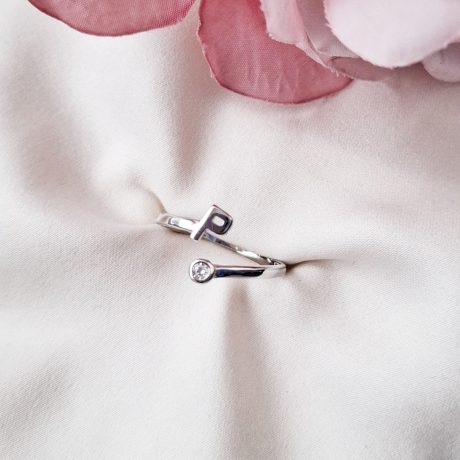 El Anillo inicial  P de plata, es un anillo con un elegante diseño de dos líneas de circonitas transparentes en la casi todo el aro, lo que le da un brillo espectacular. Características  del Anillo inicial P de plata  : Ancho de aro: 1.7 mm Espesor del aro: 1.2 mm Altura de la inicial 5.4 mm Diámetro de circonitas 3.3 mm Plata de Ley 925 Descubre el brillo espectacular del Anillo inicial P de plata con circonitas transparentes. Ideal para un regalo, ¡elige el tuyo ahora!
