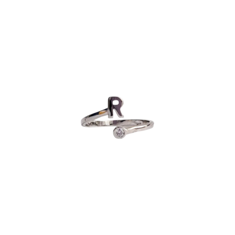El Anillo inicial  R de plata, es un anillo con un elegante diseño de dos líneas de circonitas transparentes en la casi todo el aro, lo que le da un brillo espectacular. Características  del Anillo inicial R de plata  : Ancho de aro: 1.7 mm Espesor del aro: 1.2 mm Altura de la inicial 5.4 mm Diámetro de circonitas 3.3 mm Plata de Ley 925 Descubre el brillo elegante del Anillo inicial R de plata con circonitas transparentes. Elige anillos ajustables y acierta en tu regalo.