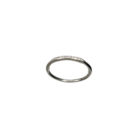 El Anillo Neftis de plata, es un anillo con un elegante diseño con  una líneas de circonitas transparentes en la casi todo el aro, lo que le da un brillo espectacular. Características  del Anillo Neftis de plata : Ancho de aro: 1.3 mm Espesor del aro: 1.4 mm Zona de circonitas 18 mm Plata de Ley 925 Descubre el elegante Anillo Neftis de plata, adornado con circonitas que brillan espectacularmente. Encuentra tu talla perfecta y luce increíble.