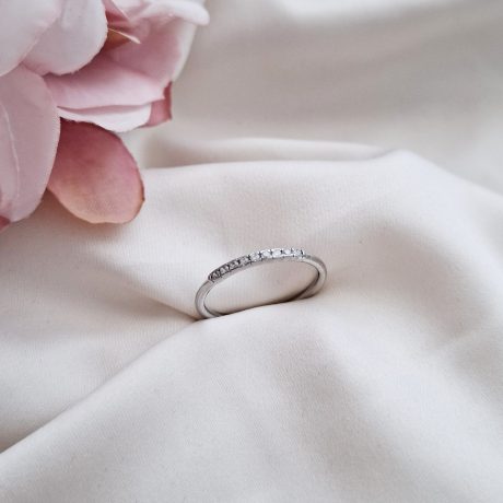 El Anillo Neftis de plata, es un anillo con un elegante diseño con  una líneas de circonitas transparentes en la casi todo el aro, lo que le da un brillo espectacular. Características  del Anillo Neftis de plata : Ancho de aro: 1.3 mm Espesor del aro: 1.4 mm Zona de circonitas 18 mm Plata de Ley 925 Descubre el elegante Anillo Neftis de plata, adornado con circonitas que brillan espectacularmente. Encuentra tu talla perfecta y luce increíble.