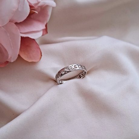 El Anillo Themis de plata, es un anillo fabricado en  plata de ley 925, con una calado haciendo figuras en casi la totalidad del anillo  Características  del Anillo Themis de plata : Ancho de aro: 3.6 mm Espesor del aro: 0.8 mm Plata de Ley 925 Descubre el elegante Anillo Themis de plata con un diseño de calado. Encuentra tu talla ideal y adquiere el tuyo ya!
