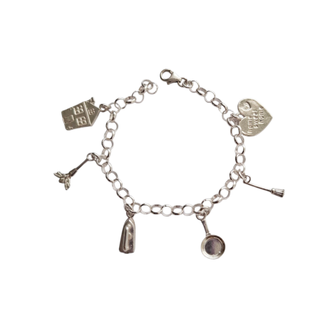 La Pulsera Ama de casa de plata es una pulsera con eslabones redondos entrelazados del que cuelgan  una casita, un plumero, una plancha, una sartén, una escoba y un corazón en el cual esta grabado la frase HOME SWEEL HOME,  con un  sistema de cierre de mosqueton . Características de la pulsera  Pulsera 19 cm Altura casita 18.5 mm Altura plumero 17.6 mm Altura plancha 16.4 mm Altura sartén 18.5  mm Altura escoba 16.4  mm Altura corazón 15.4 mm Plata de ley 925 Descubre la elegante Pulsera Ama de casa de plata con encantadoras joyas inspiradas en el hogar. ¡Hazla tuya y muestra tu estilo!