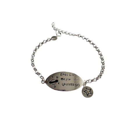La Pulsera Eres la mejor del universo es una pulsera con cadena , con motivo central de una chapa ovalada con un grabado a laser ( ERES LA MEJOR DEL UNIVERSO) y a su lado colgando un pequeña chapa redonda con el símbolo de una estrella grabado a laser. Presentada en un cartón donde pone La mejores cosas de la vida no son cosas Características de la pulsera  Pulsera 15.5 cm Prolongación 3.5 cm Ancho de la chapa 27.2 mm Altura de la chapa 14.2 mm Plata de ley 925 Celebra lo especial con la Pulsera Eres la mejor del universo. Esta pieza en plata de ley destaca por su diseño único y un mensaje inspirador.