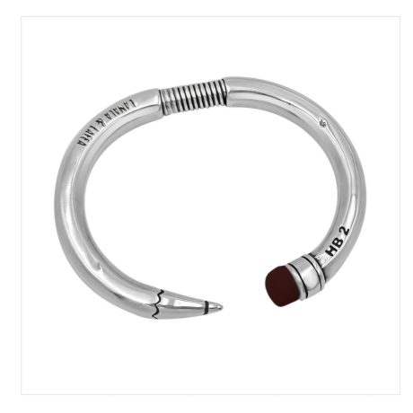 La Pulsera Lápiz Negro  es una  pulsera super original con un diseño  rígido realizada en zamak, bañada en plata, con  resina negro, tiene una talla única (Para muñecas entre 16 y 18 cm) y un sistema  de apertura de muelle, muy cómoda de poner y llevar. Descubre la original Pulsera Lápiz Negro, perfecta para muñecas de 16 a 18 cm. Ideal para regalar o darte un capricho, ¡consigue la tuya!