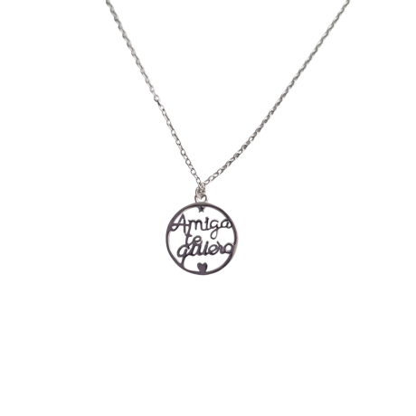 El collar Amiga de plata es una preciosa gargantilla fabricada en plata de ley  925 con una cadena de la que cuelga de su centro un aro que en su interior pone  AMIGA TE QUIERO y un pequeño corazón. Este collar viene presentada en un cartoncito ilustrado con la frase ( NUESTRA AMISTAD NO TIEN FIN Medidas : Longitud 40 cm Extensión 5 cm Diámetro de la circunferencia 16.4 mm Cierre de mosquetón Regala el collar Amiga te quiero, una hermosa joya que simboliza tu amistad. ¡Sorprende a tu mejor amiga con este regalo especial!