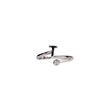 El Anillo inicial  T de plata, es un anillo con un elegante diseño de dos líneas de circonitas transparentes en la casi todo el aro, lo que le da un brillo espectacular. Características  del Anillo inicial T de plata  : Ancho de aro: 1.7 mm Espesor del aro: 1.2 mm Altura de la inicial 5.4 mm Diámetro de circonitas 3.3 mm Plata de Ley 925 Descubre la elegancia del Anillo inicial T de plata, adornado con circonitas brillantes. Es el regalo perfecto para cualquier ocasión.