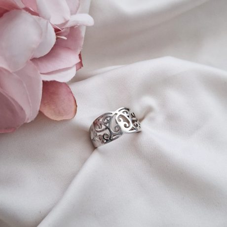 El Anillo Olwen  de plata, es un anillo fabricado en  plata de ley 925, con una calado haciendo figuras en casi la totalidad del anillo Características  del Anillo Olwen de plata : Ancho de aro en la parte central : 9.7 mm Espesor del aro: 0.6 mm Plata de Ley 925 Descubre el hermoso Anillo Olwen de plata, diseñado en plata de ley 925 y con un corte elegante. Consulta tu talla y adquiere el tuyo ya!